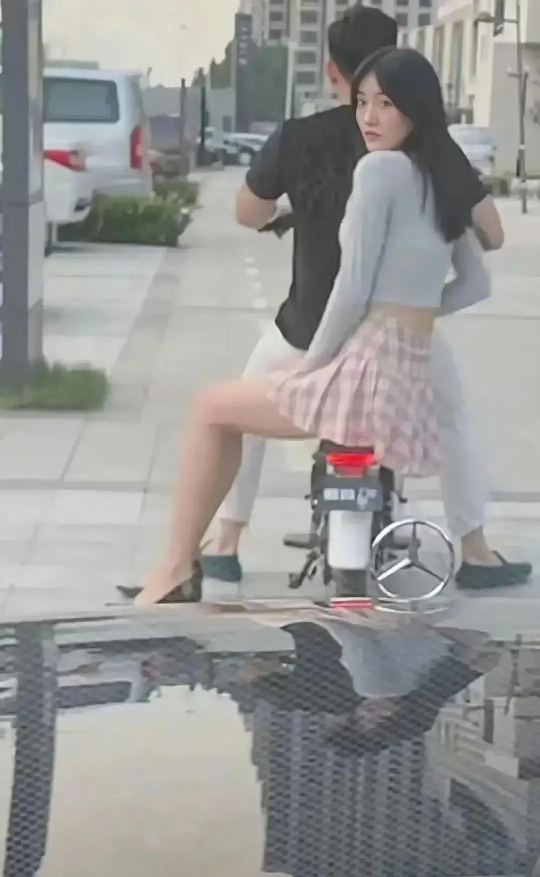 宁在奔驰里哭，不在自行车上笑。
你坐在自行车上的眼神，分明是想换个车坐坐……