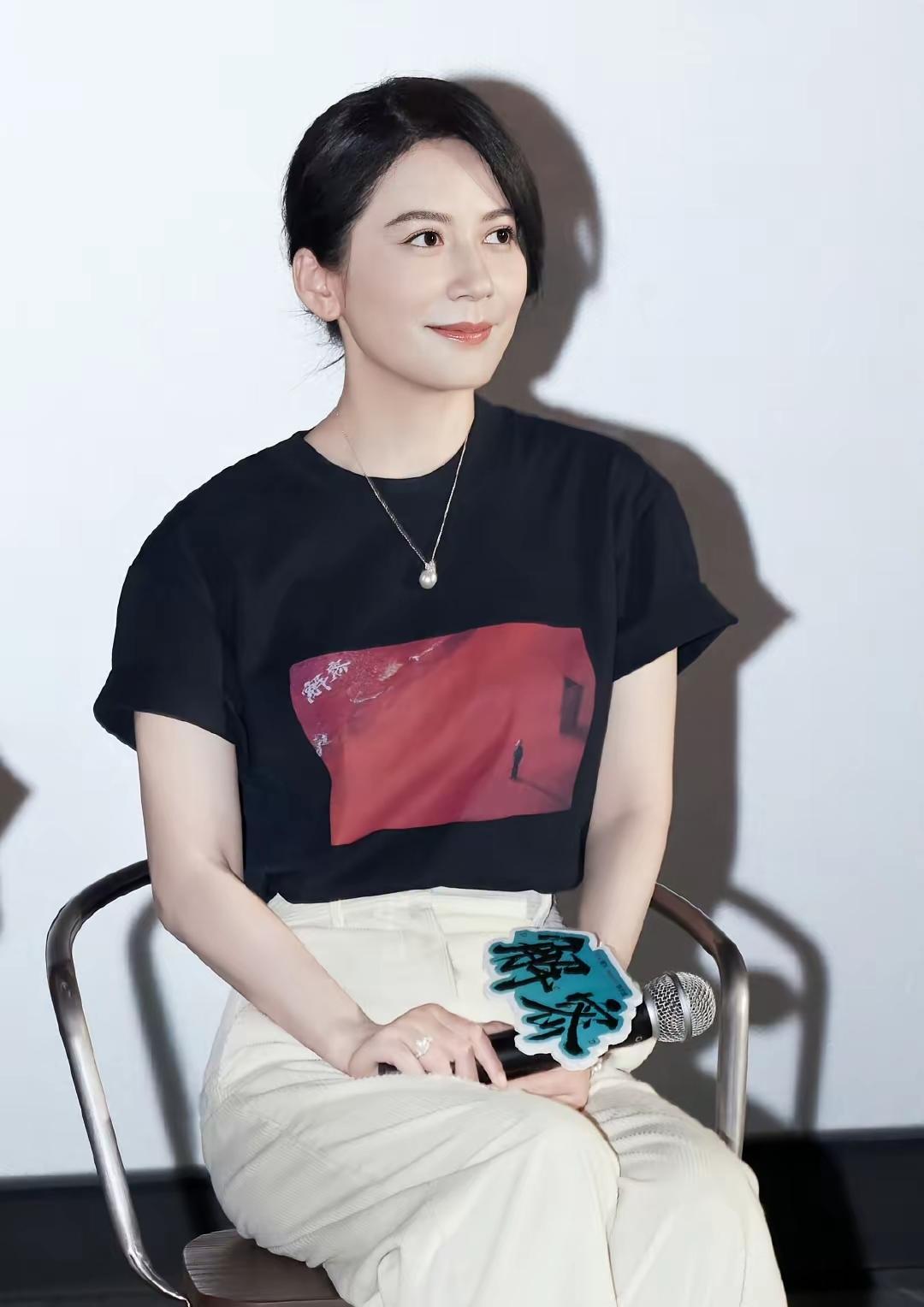 俞飞鸿，55岁了，简约大气，气质温婉从容，尽显知性优雅，尽显成熟女性魅力。俞飞鸿