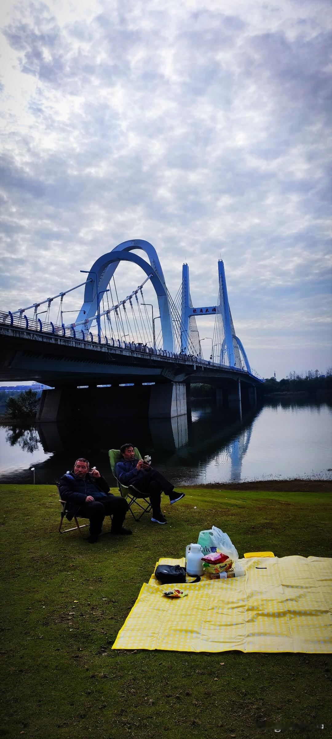 冬日生活随拍阳光正好，四号桥头的草坪上都是晒太阳的人。穿行其间，这一切，就像街头