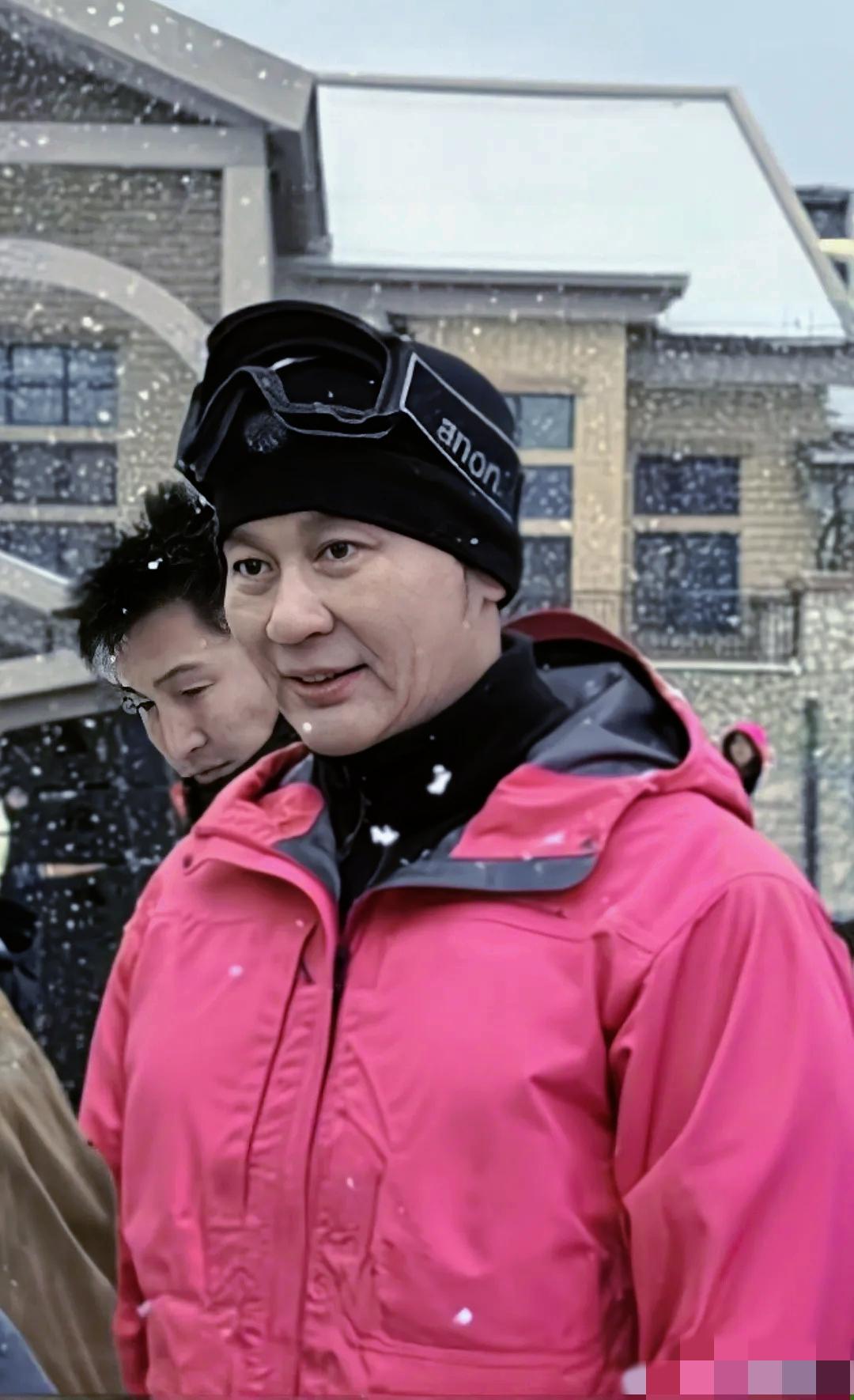 47岁李晨再登热搜！
近日有网友偶遇其滑雪身影，
粉色滑雪服搭配黑色帽子的造型，