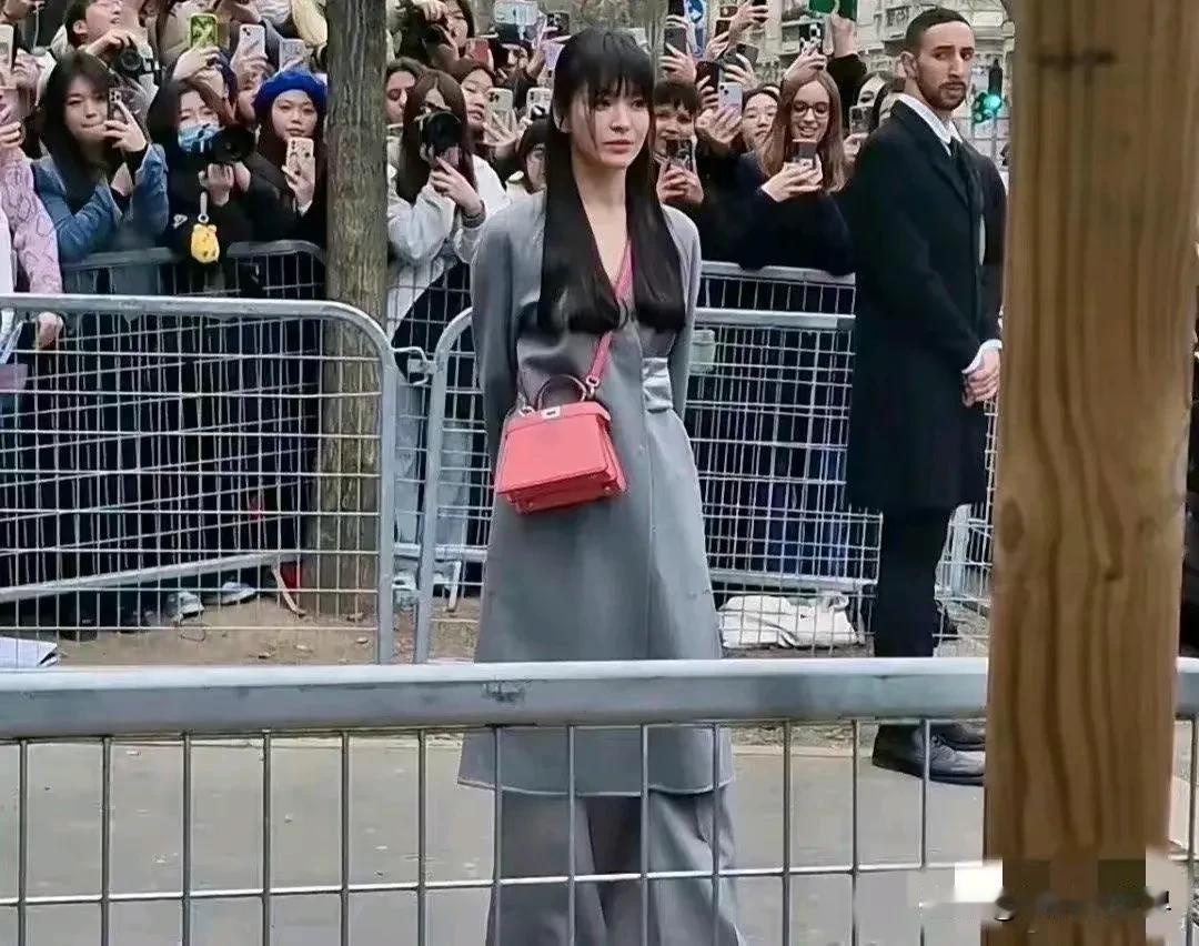 太 惊 吓了！这还是我们认识的那个女神宋慧乔吗？！

一言难尽的长袖长裙，下面再