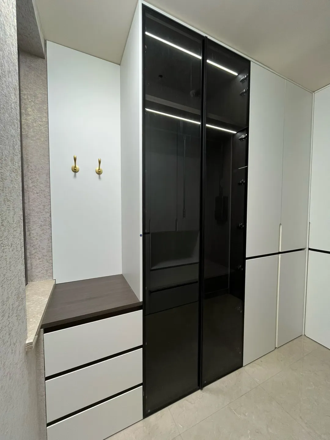 客户的黑玻玻璃门落地效果