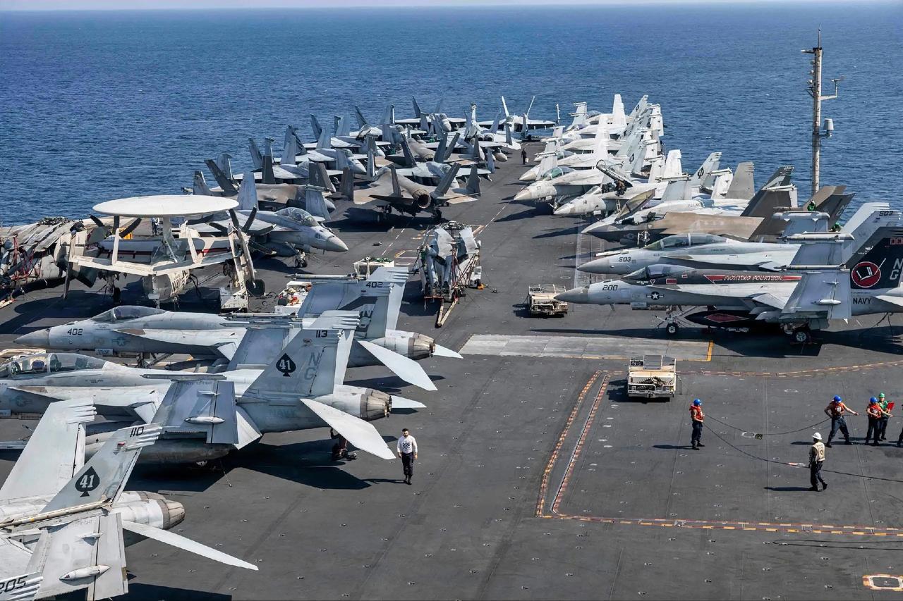 这是“史诗狂怒”行动中的“林肯”号，甲板上布满了战机。这是拍摄于3月10日的“林