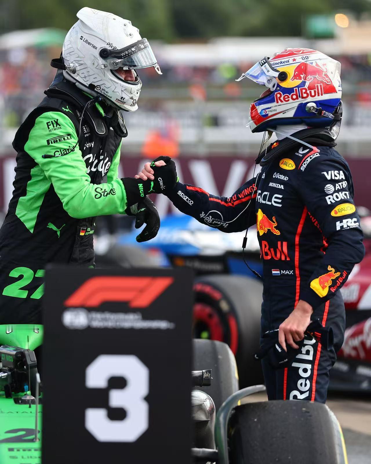 “Last year at Silverstone 🤝”你们两个当中有两个人很