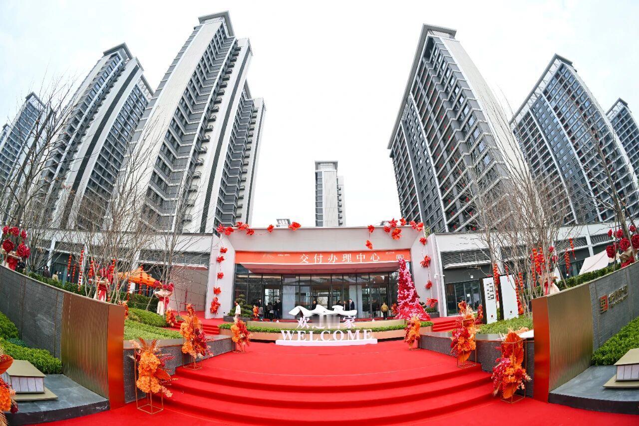 【交付！】近日，中铁四局六公司承建的西安金湾·沣河十里项目全面交付使用，为128