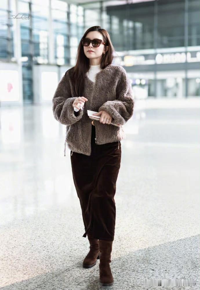 文咏珊生娃后公开亮相！
这刚生完宝宝状态也太能打了，这哪像新手妈妈，妈呀状态太好