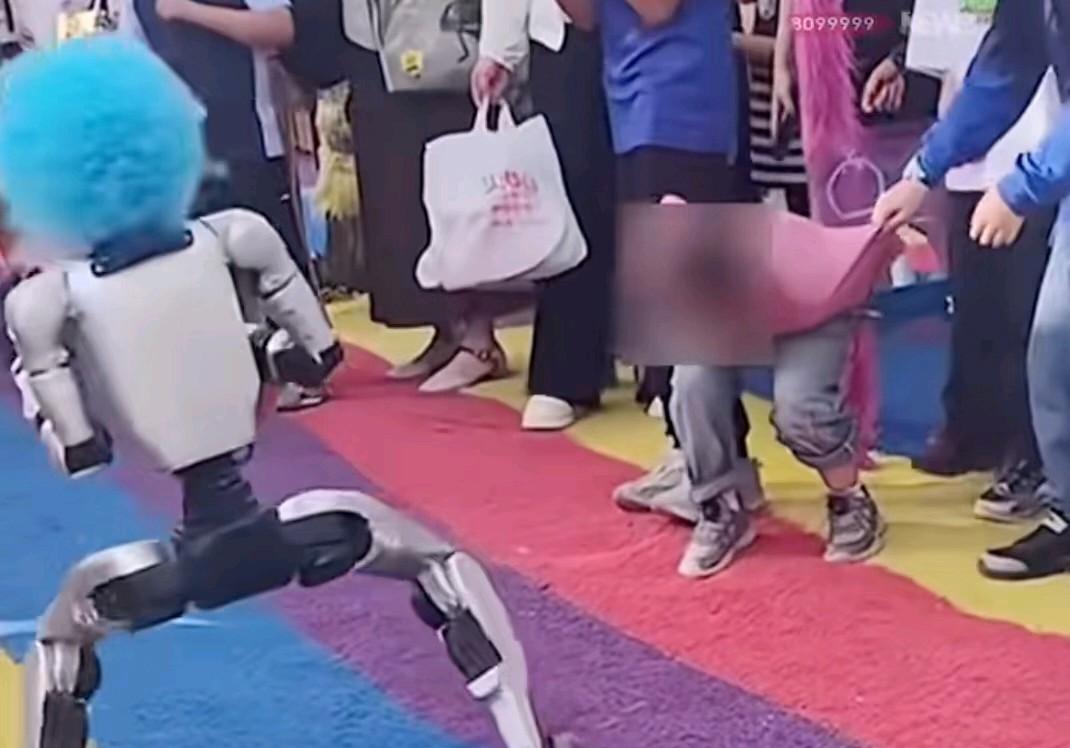 机器人表演踢小孩？这是不是有点离谱。
这是发生在乌鲁木齐某景区的一幕，小孩都疼的