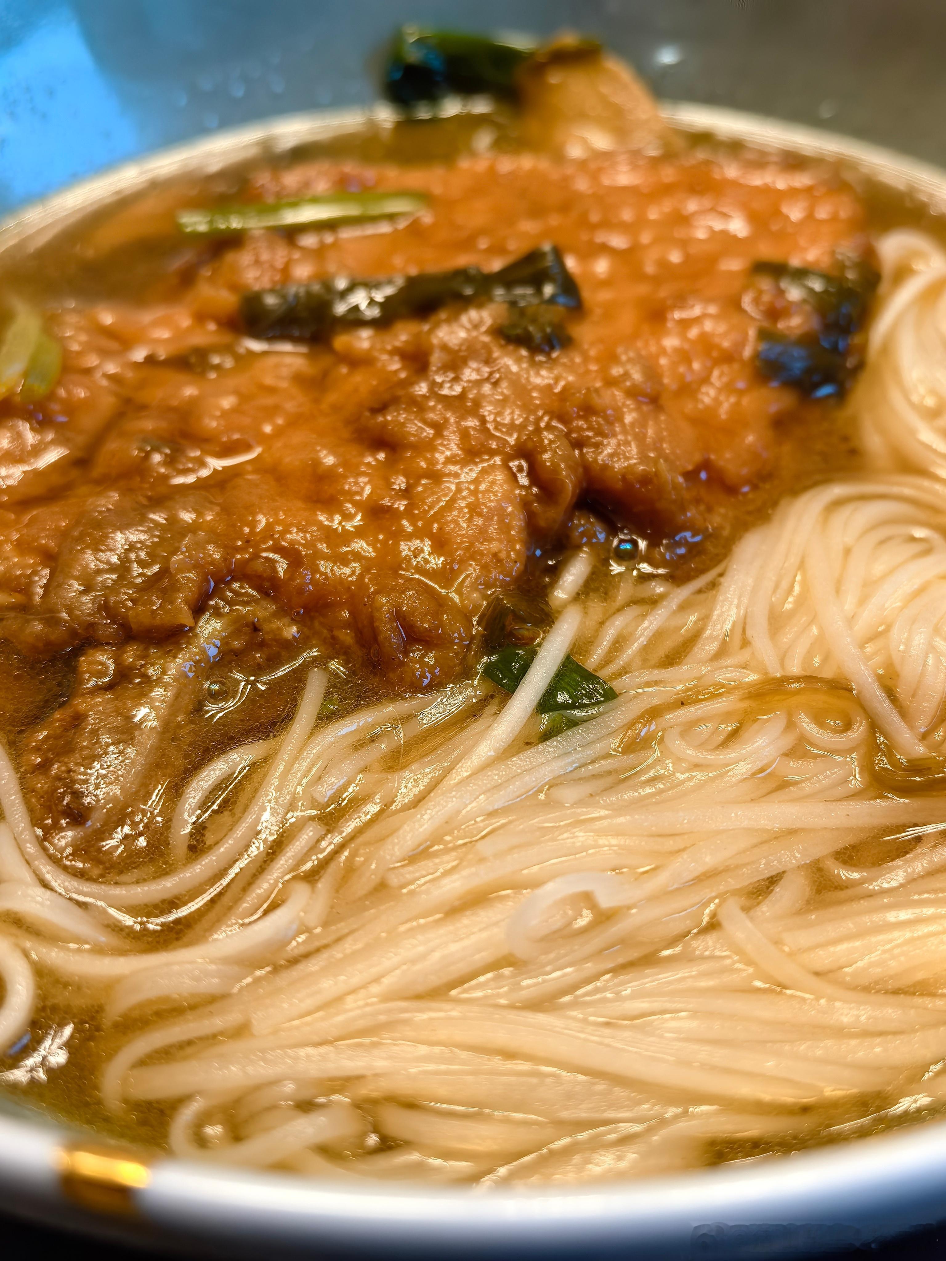 用一碗排骨面，放自己一马，放大家一马。有道是，日本女网红直播自杀，惊醒梦中人！ 