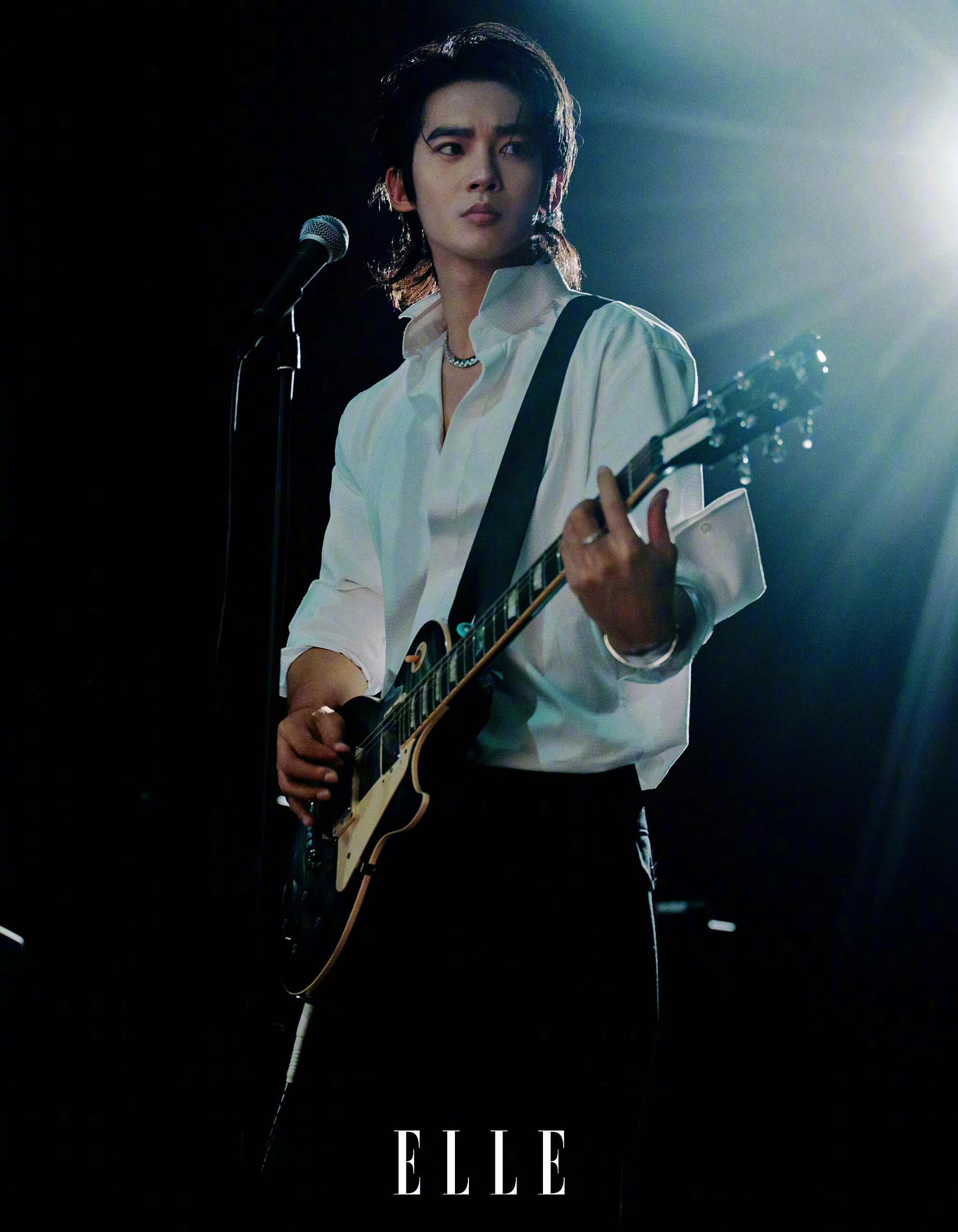于适 x ELLE于适演唱会彩排造型，身着白衬衫黑裤子，抱着吉他。简单的穿搭盖不