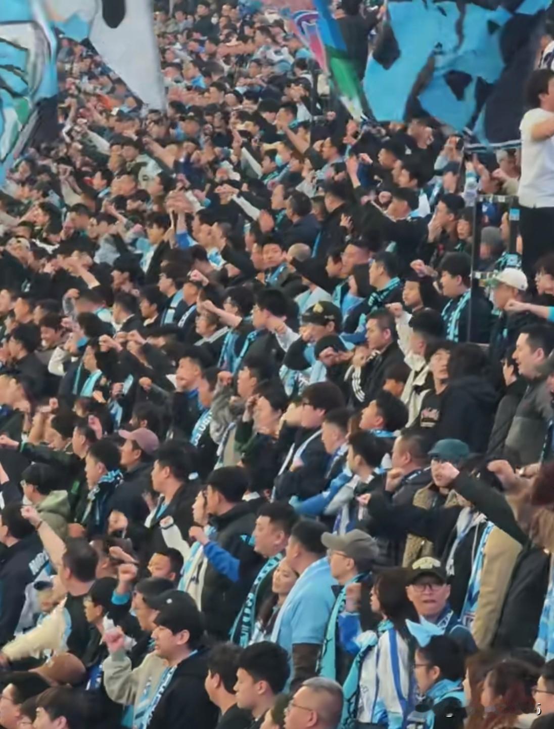 今晚大连梭鱼湾足球场，天色作美，我们来了！

大连英博VS浙江绿城

上半场结束