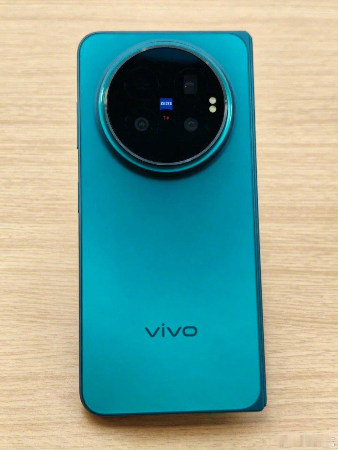 vivoXFold6蓝洞配色，高级感拉满，R角圆润。视频拍摄性能在线，还可以加增