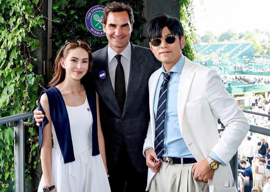 周杰伦、昆凌晒出和费德勒的惊喜同框合照！夫妻俩今年再度前往英国观看温布尔登网球锦