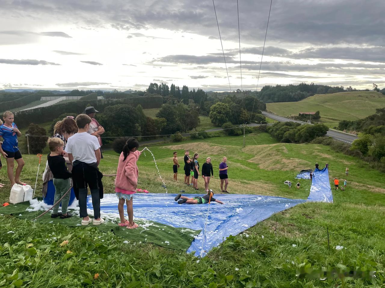 新西兰移民进行中 第355天
童军第一周的活动【water slide】
新西兰