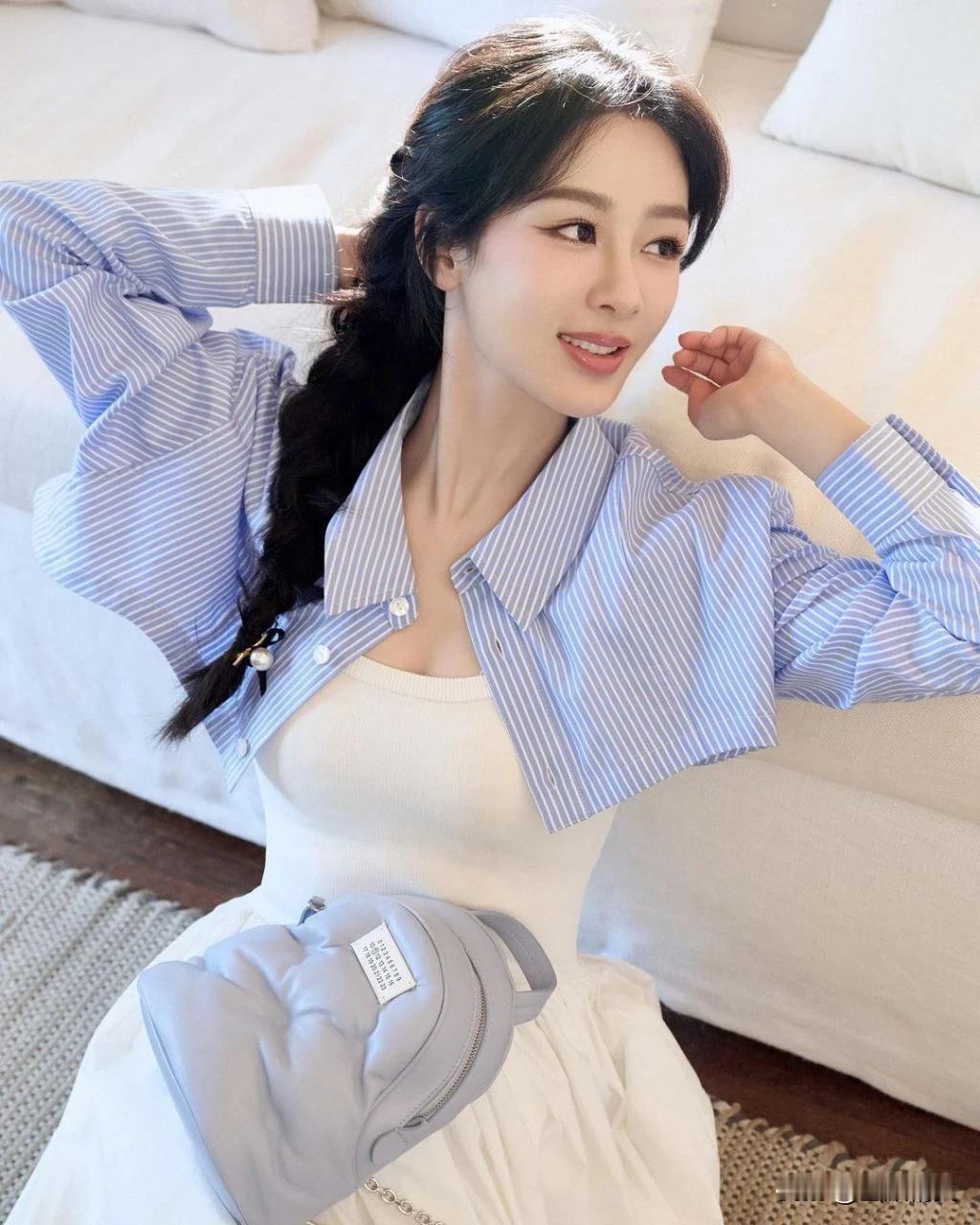 #杨紫穿现代装好看,还是古装好看?#
古装吧，有种灵动俏皮的感觉，现代装没什么特