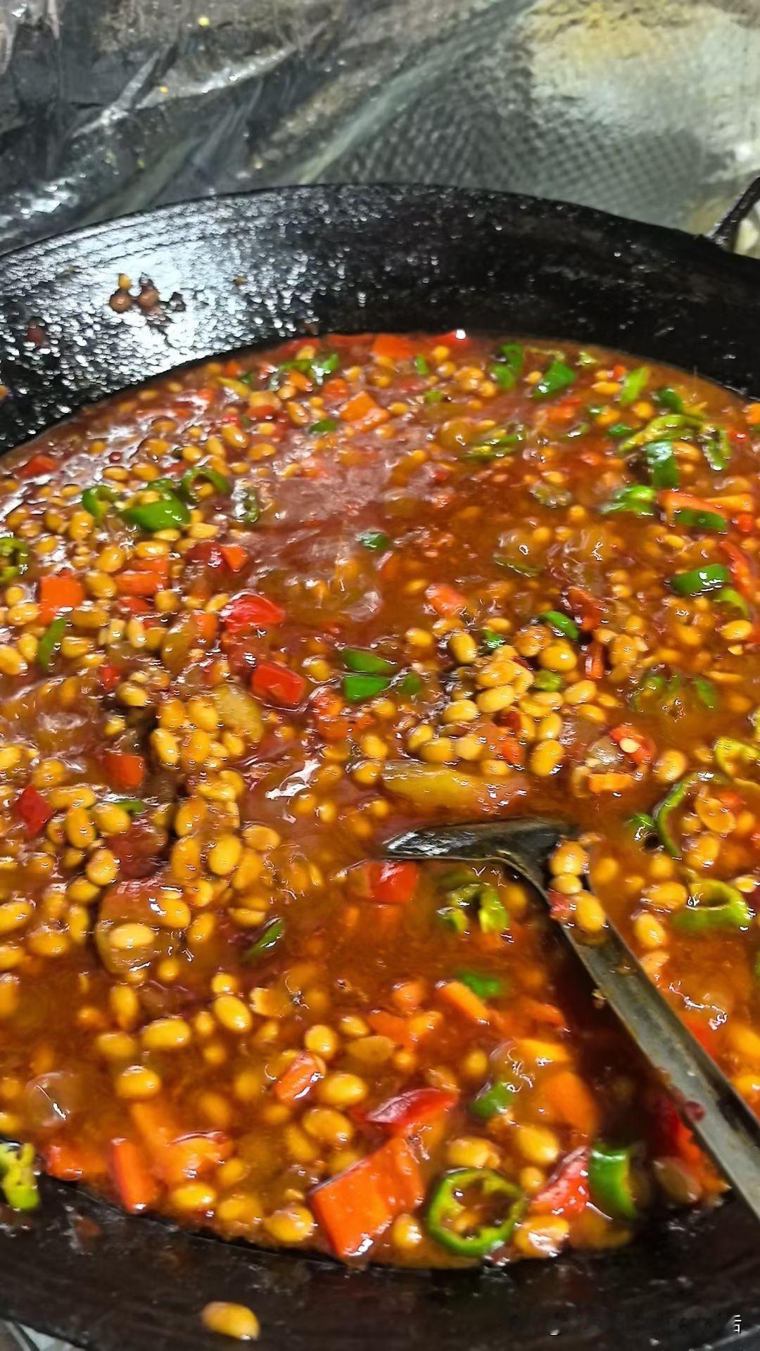 豆瓣酱的味道可以用酱香四溢、香辣可口来形容。它独特的味道给菜肴锦上添花，让人回味