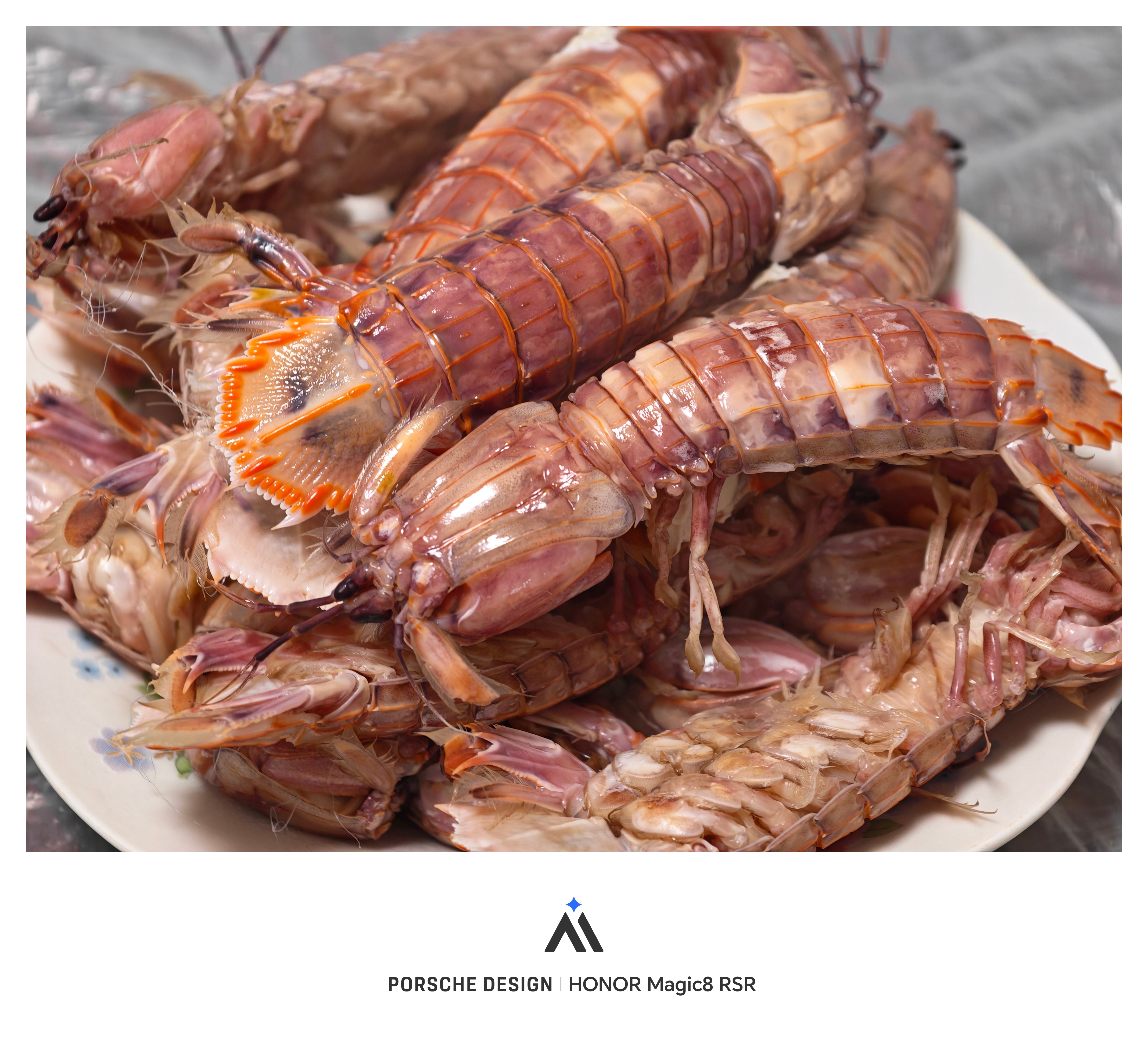 又到了吃皮皮虾的季节了，渤海湾的皮皮虾甜口的，口感超好。还有淄博带回来的肴鸡，鹅