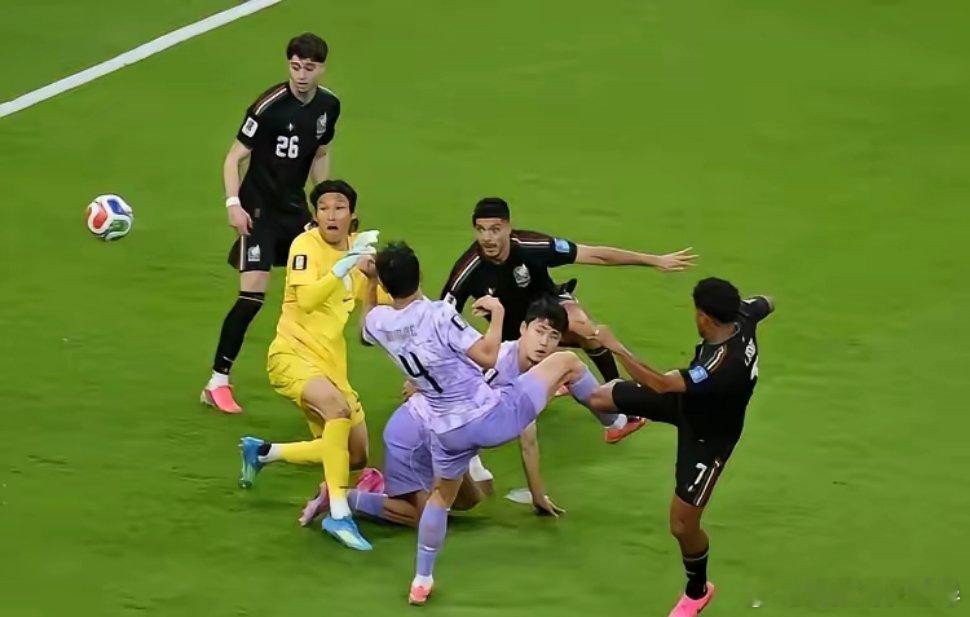 墨西哥1比0韩国韩国门将金成奎失误送大礼，墨西哥1：0击败韩国率先晋级32强。一