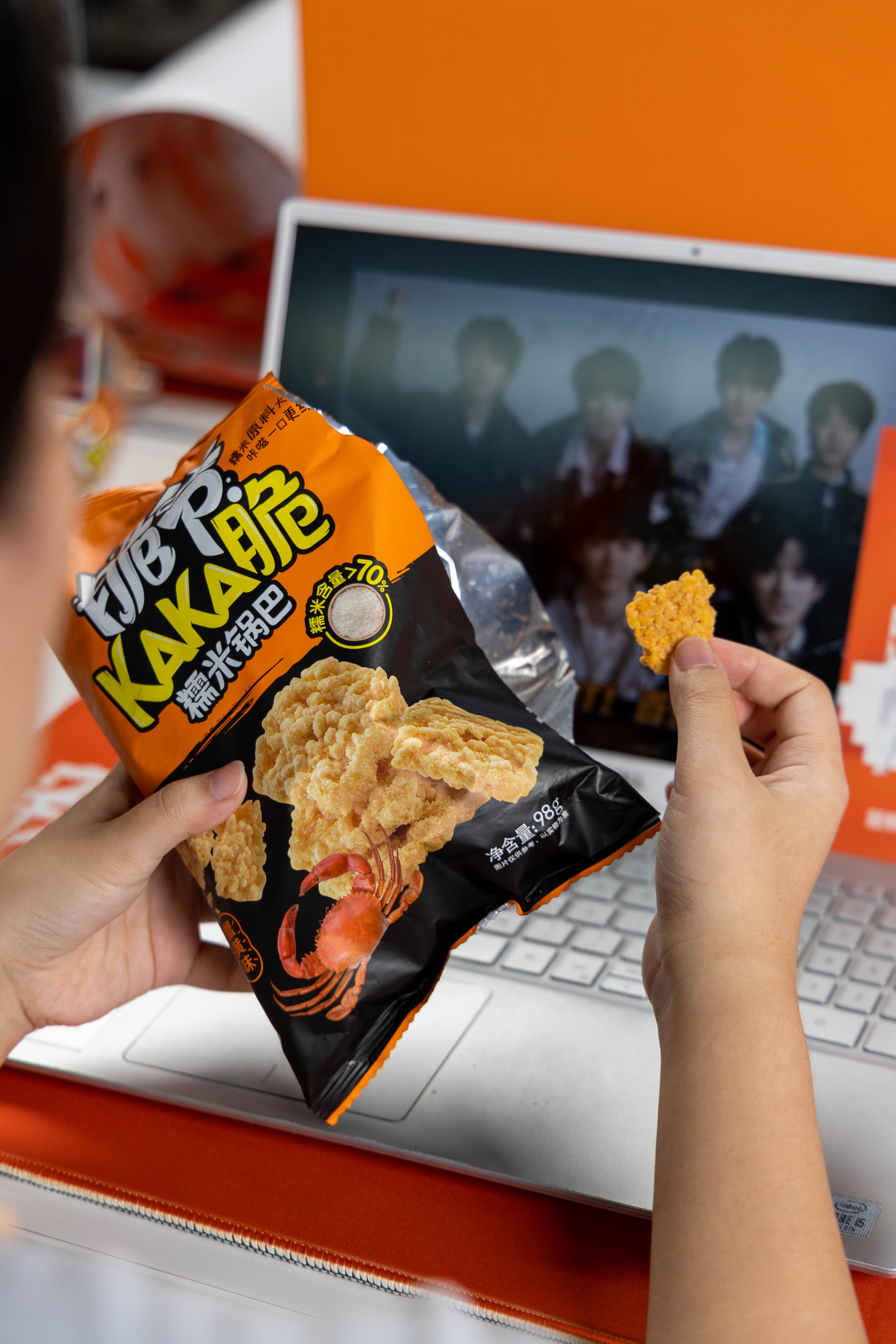 #时代少年团代言来伊份#追现场必备小零食，那肯定是糯米锅巴~入口就是咔咔香脆，经