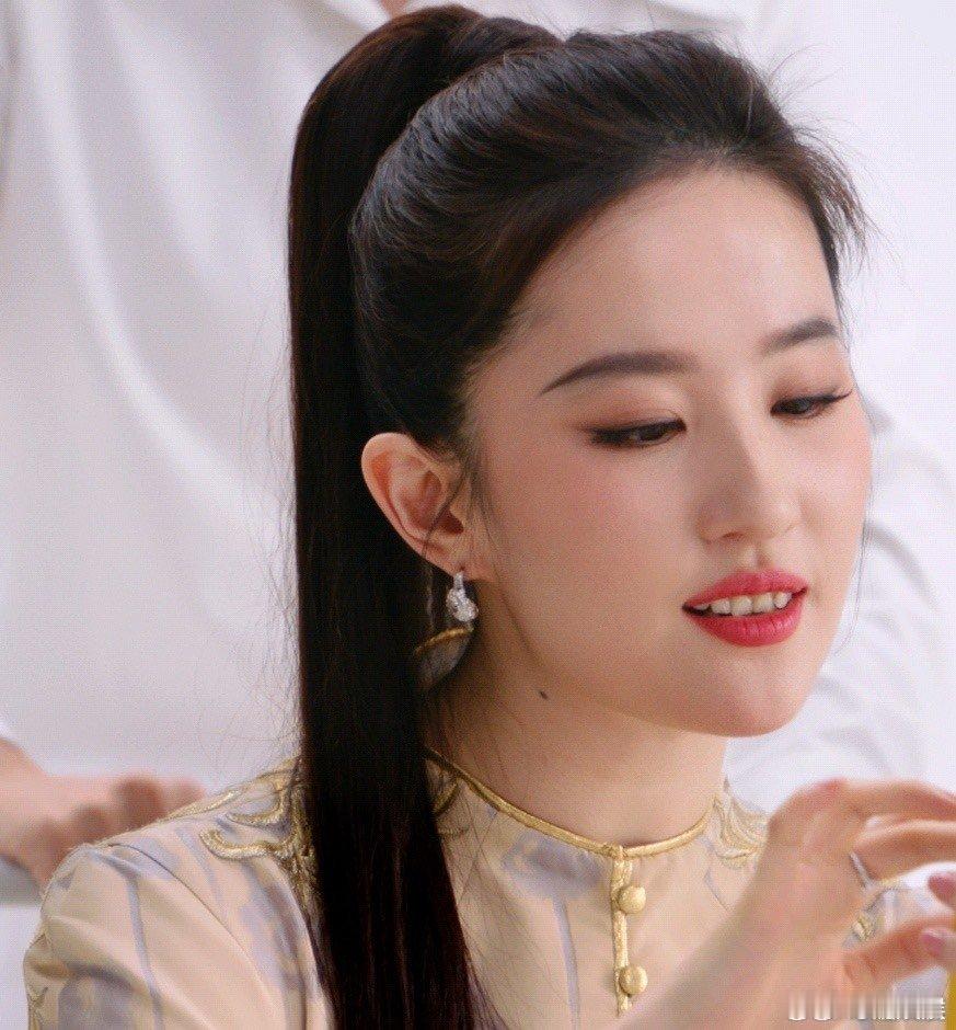 #刘亦菲新中式look# 刘亦菲这新中式look，每一帧都能截图当壁纸，高马尾加