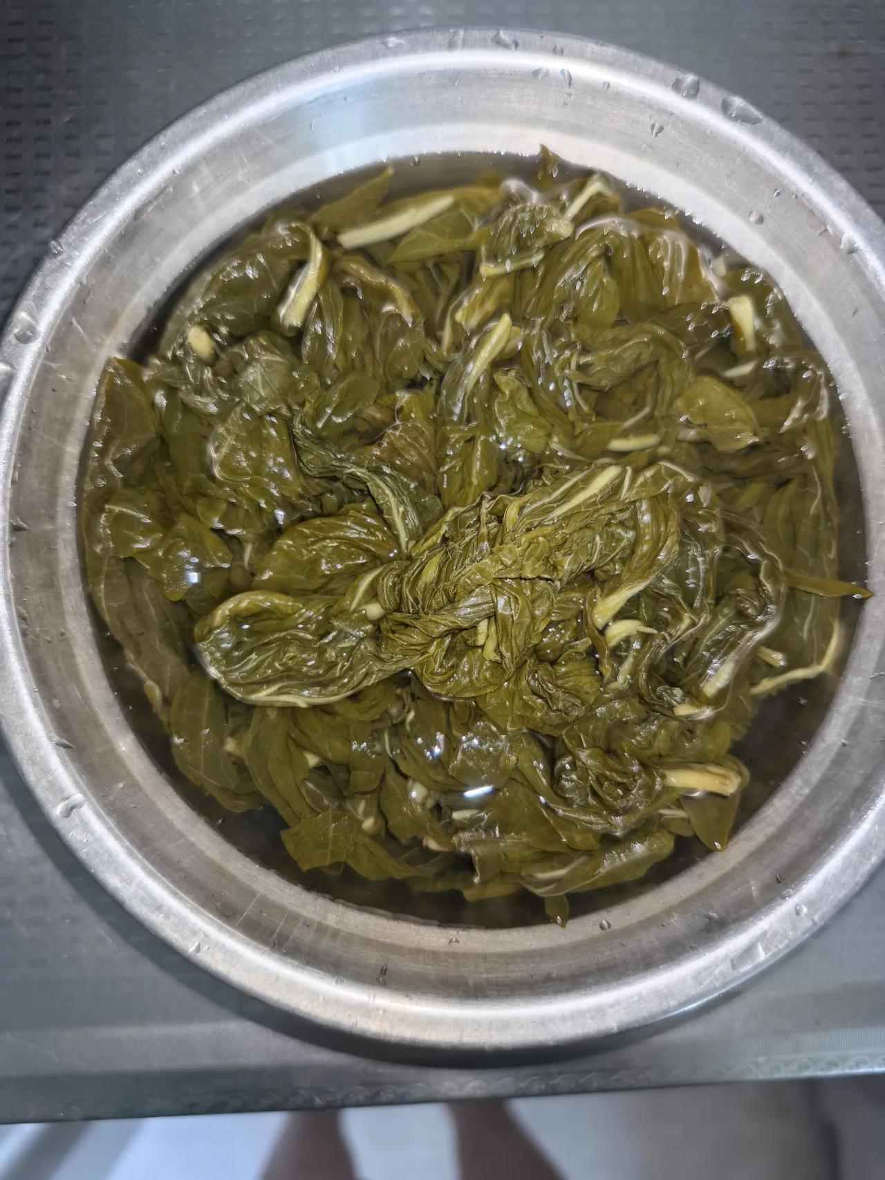 看标准的河南饭。
你吃过吗？你知道这是什么吗？
对，它就叫芝麻叶绿豆面条。
今天