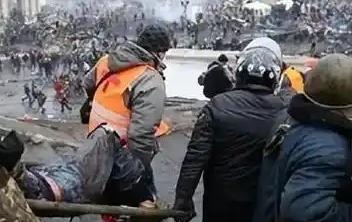 内讧起来了，别人打仗是一致对外，乌克兰打仗是先把自己人干趴下。基辅街头枪声大作，