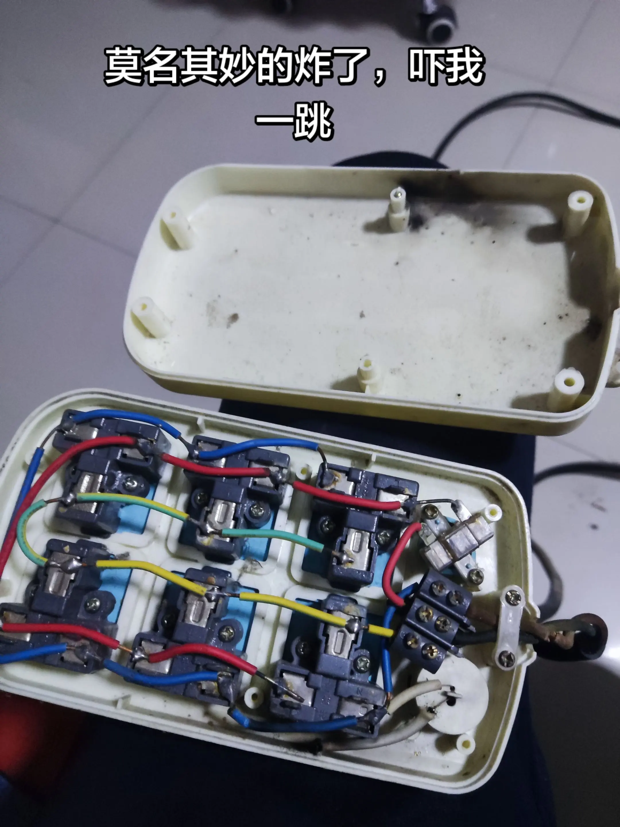 插排炸了。