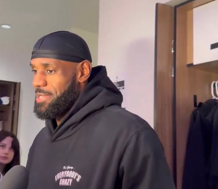 詹姆斯被问及加盟湖人8年来与球队的合作关系：“我认为这段合作很成功，但别人可能有