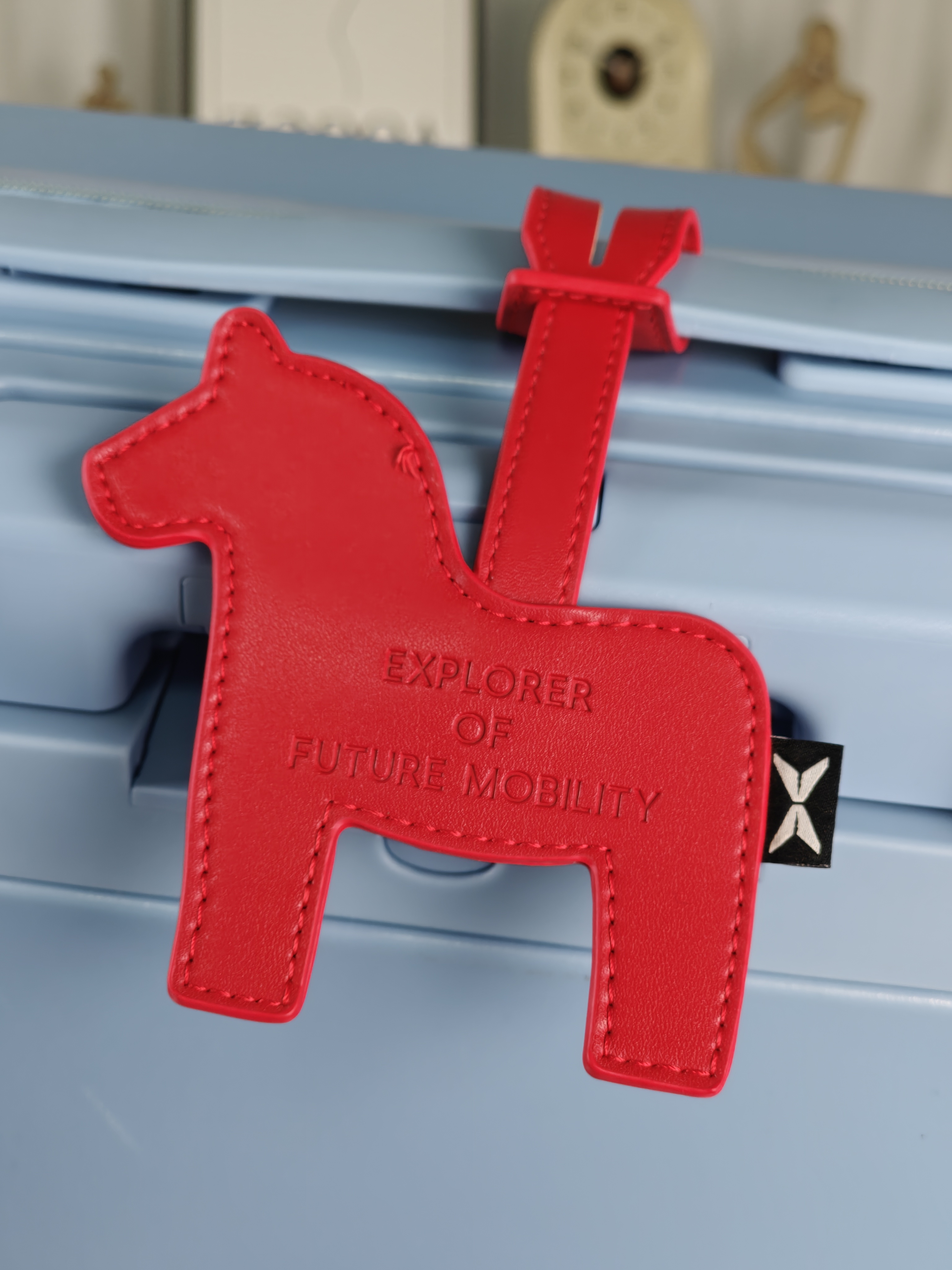 小鹏的新年礼盒到了是一个蓝色的行李箱，这个星芒蓝好漂亮。还有马年挂件红包贺卡和一