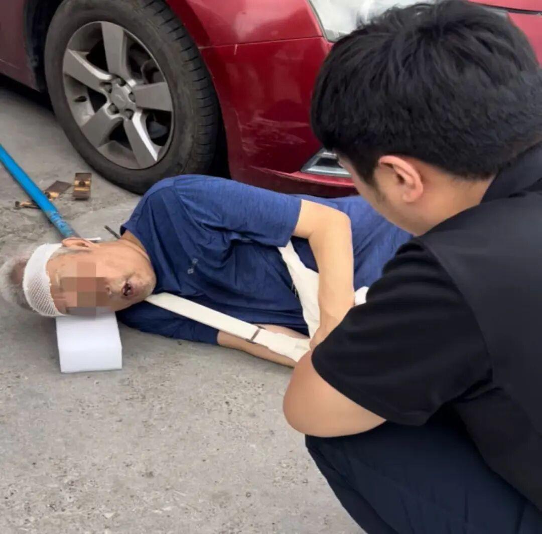 大庆小伙王瀚崎，你做的好事藏不住了……

王瀚崎救助老人
“我老伴儿住了8天院，