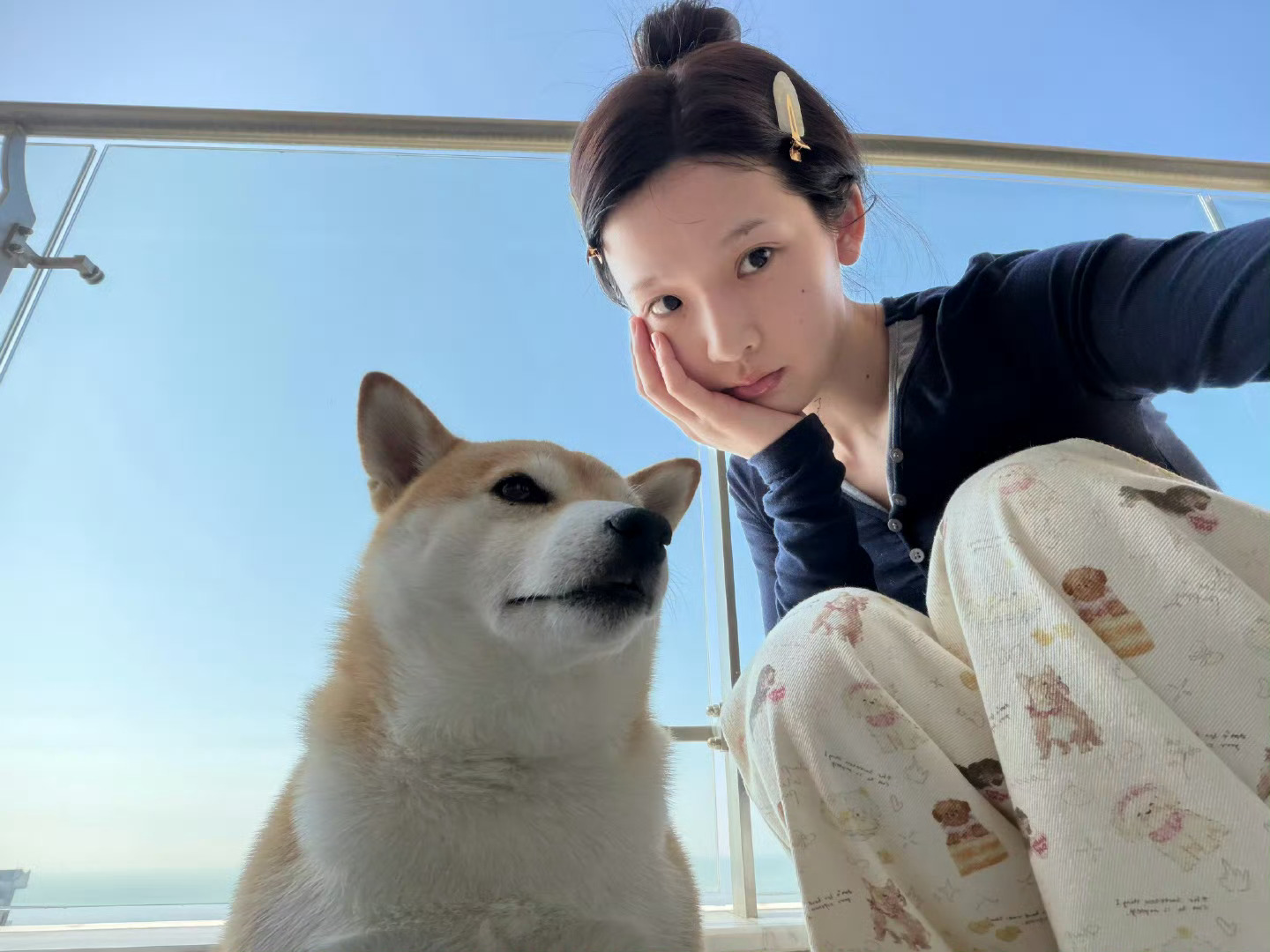 张淼怡有没有问乌冬为什么不看镜头 图片上有两只萌物！ 