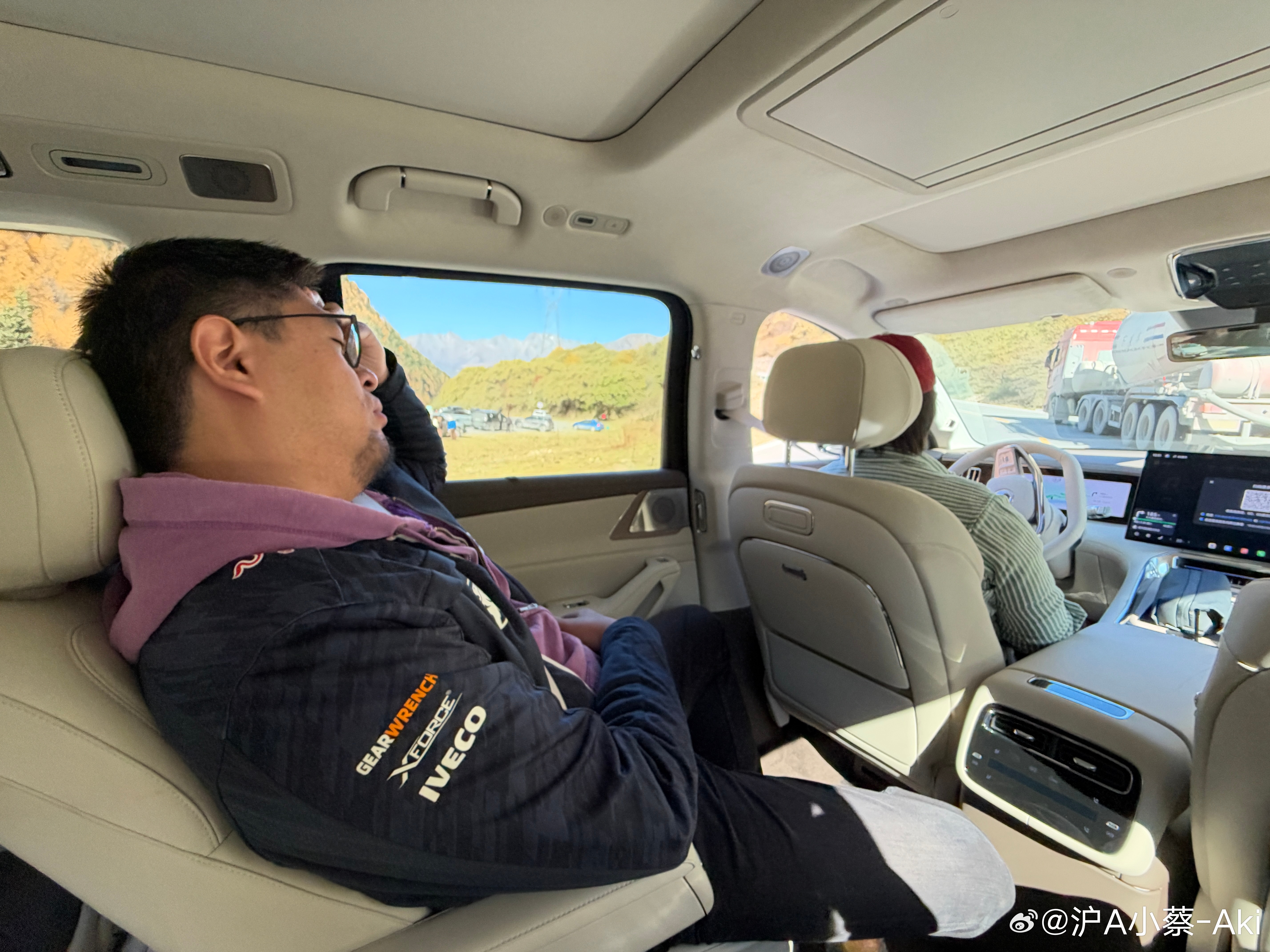 同车媒体的驾驶水平把丁总直接干自闭了…[怒] ​​​