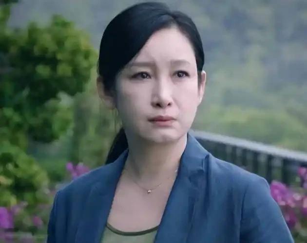 47岁的秦海璐，以爱为名续写亲情篇章。面对丧子丧夫的婆婆，她月月准时奉上生活费，