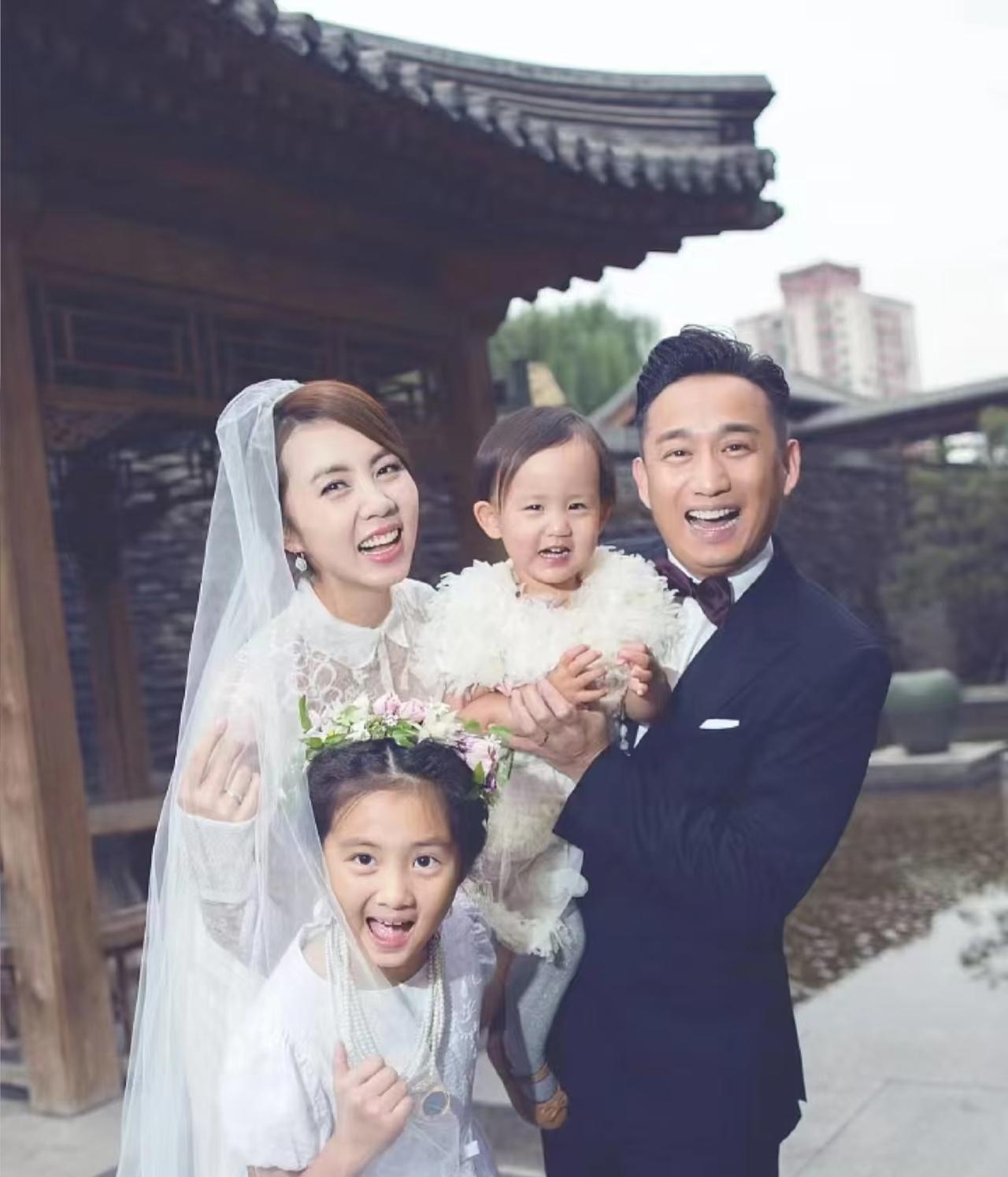 一直觉得黄磊和孙莉很会给家里的两个女儿起名字的。

大女儿大名叫黄忆慈，小名多多