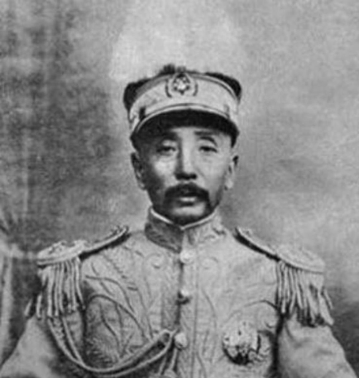 1914年，张作霖在面试4个保镖时，突然有刺客闯进来，其中3人立即跑去抓刺客，另