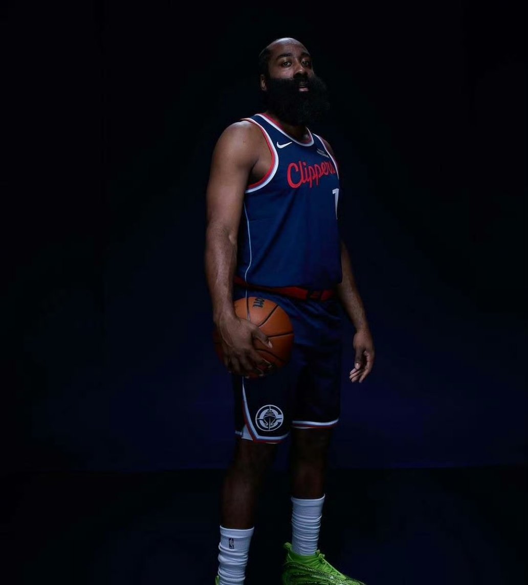 哈登赛季至今总得分来到1016分，连续15个赛季至少拿下1000分。哈登