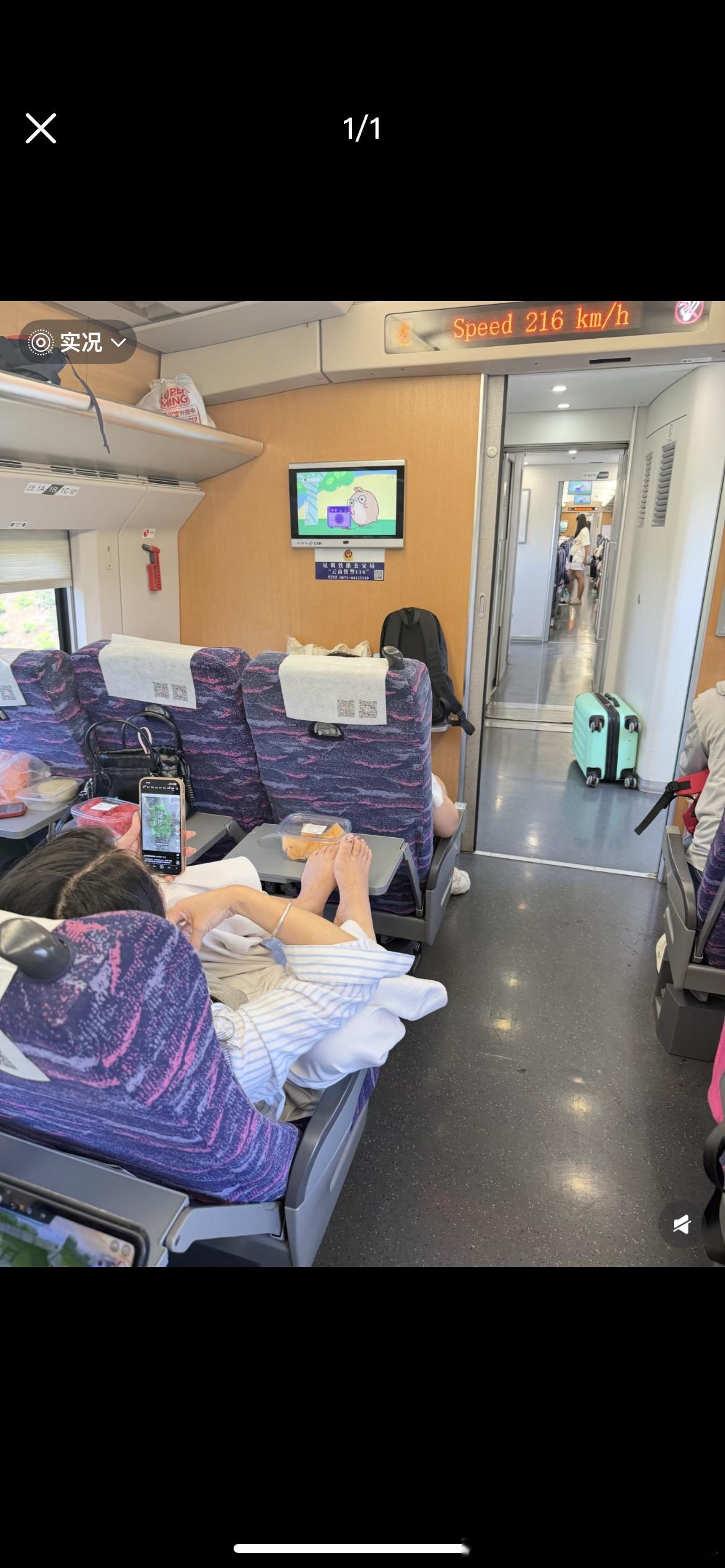 坐飞机不要把头靠在窗户上高铁也需要消毒小桌板哦