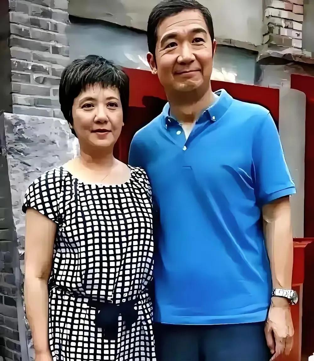 张国立邓婕夫妇，越来越有老艺术家的气质了！头发开始有点花白，脸上开始有了皱纹，他