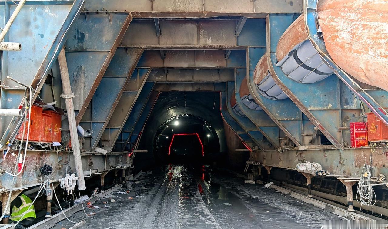 【龙池到洪安绕山通行历史将终结】今年9月以来，秀山县龙池镇水源村至洪安公路控制性