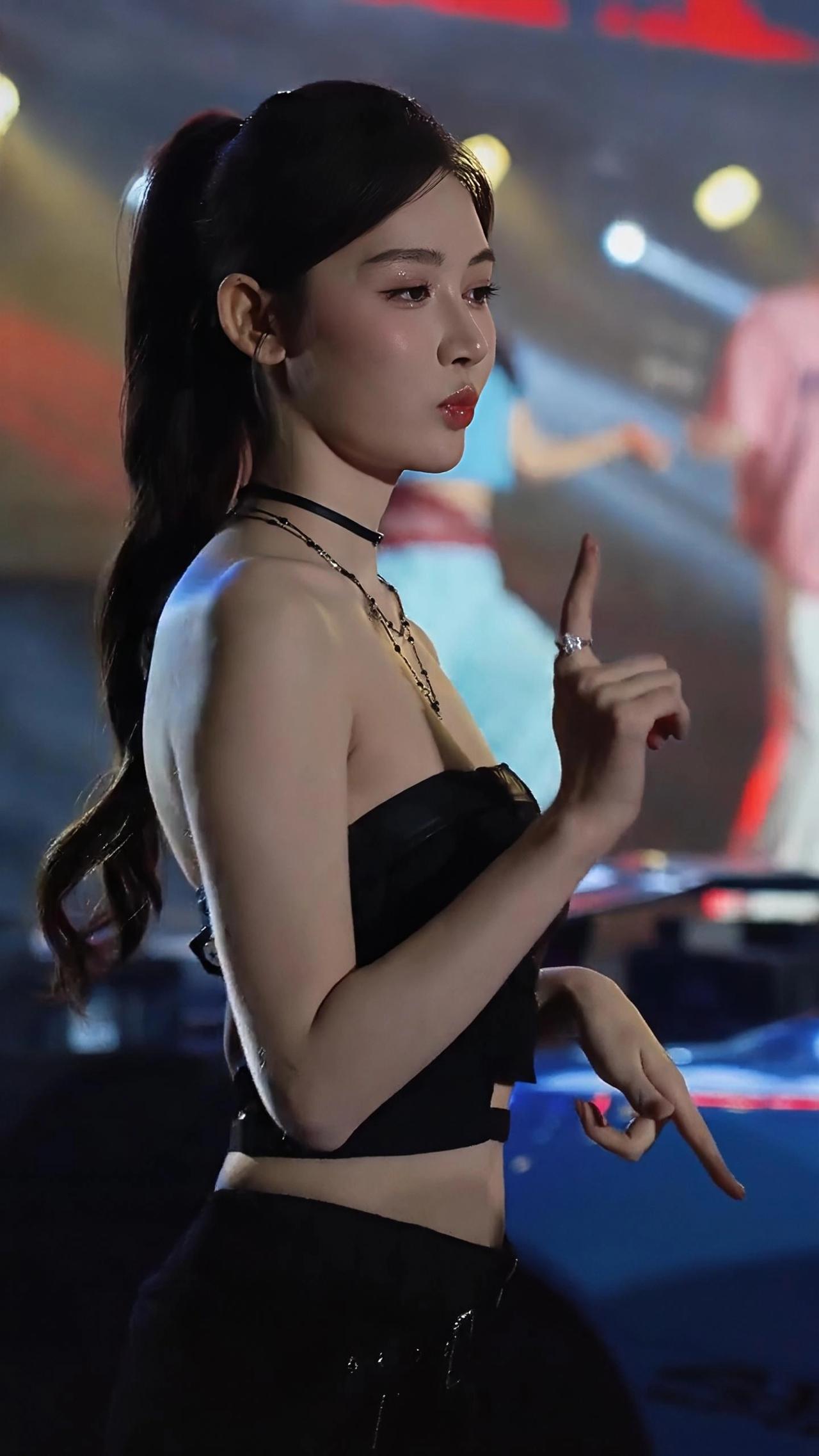 @敏敏💫 @小敏～ 
御姐 美女 热舞 穿搭