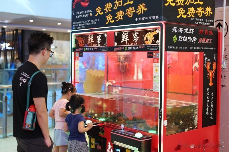 别人请吃饭，到底能不能点贵的，这事儿得分情况。
要是关系特铁的朋友请吃饭，彼此都