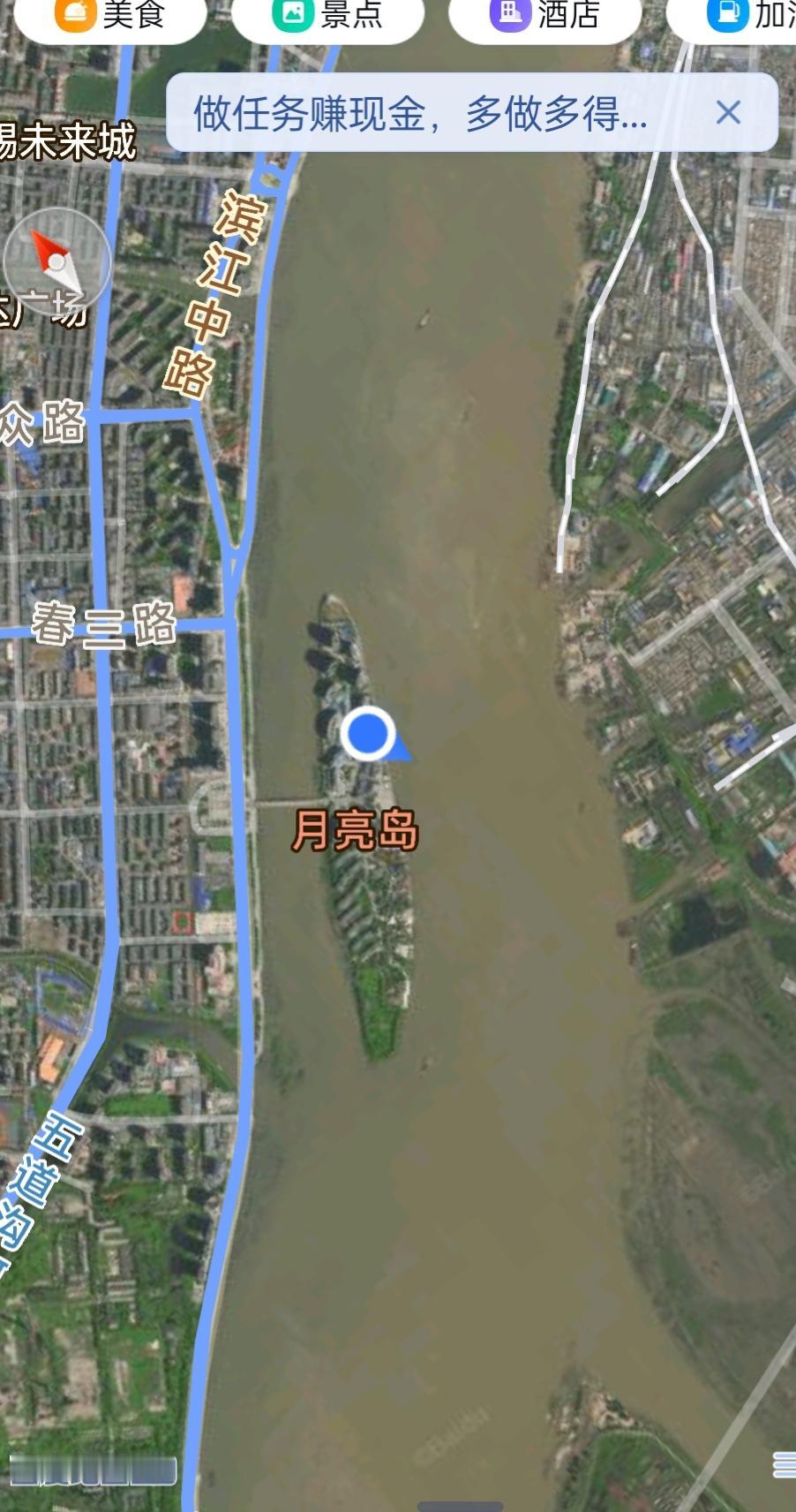 站在丹东月亮岛上，脚下就是奔涌的鸭绿江水，江水一边是祖国大地，一边是邻国岸线，风
