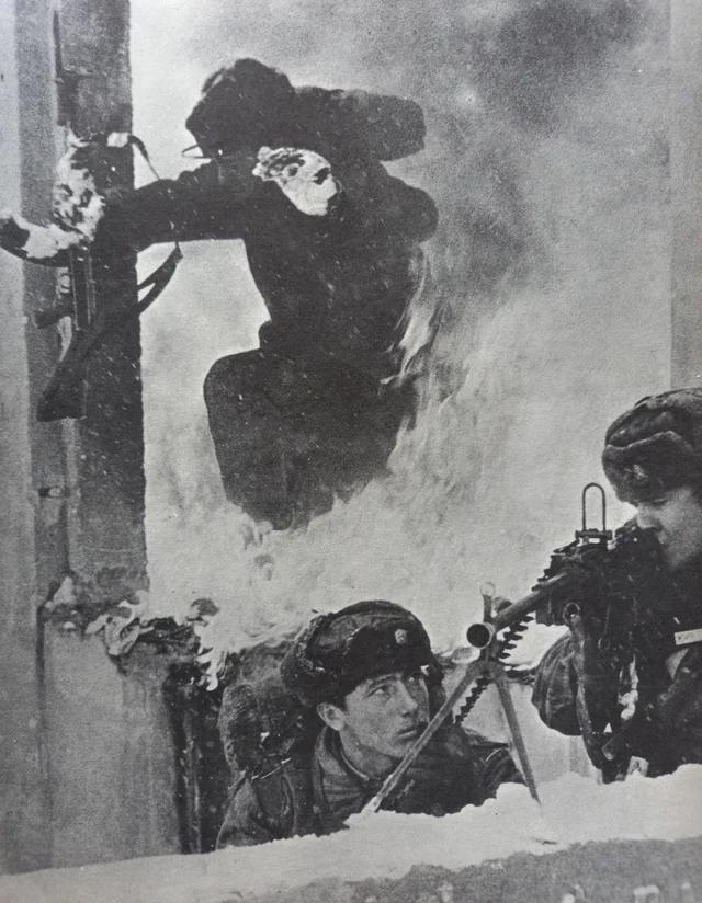 捷克斯洛伐克士兵使用vz.59 机枪在燃烧的建筑物中作战。华沙条约组织军事演习，