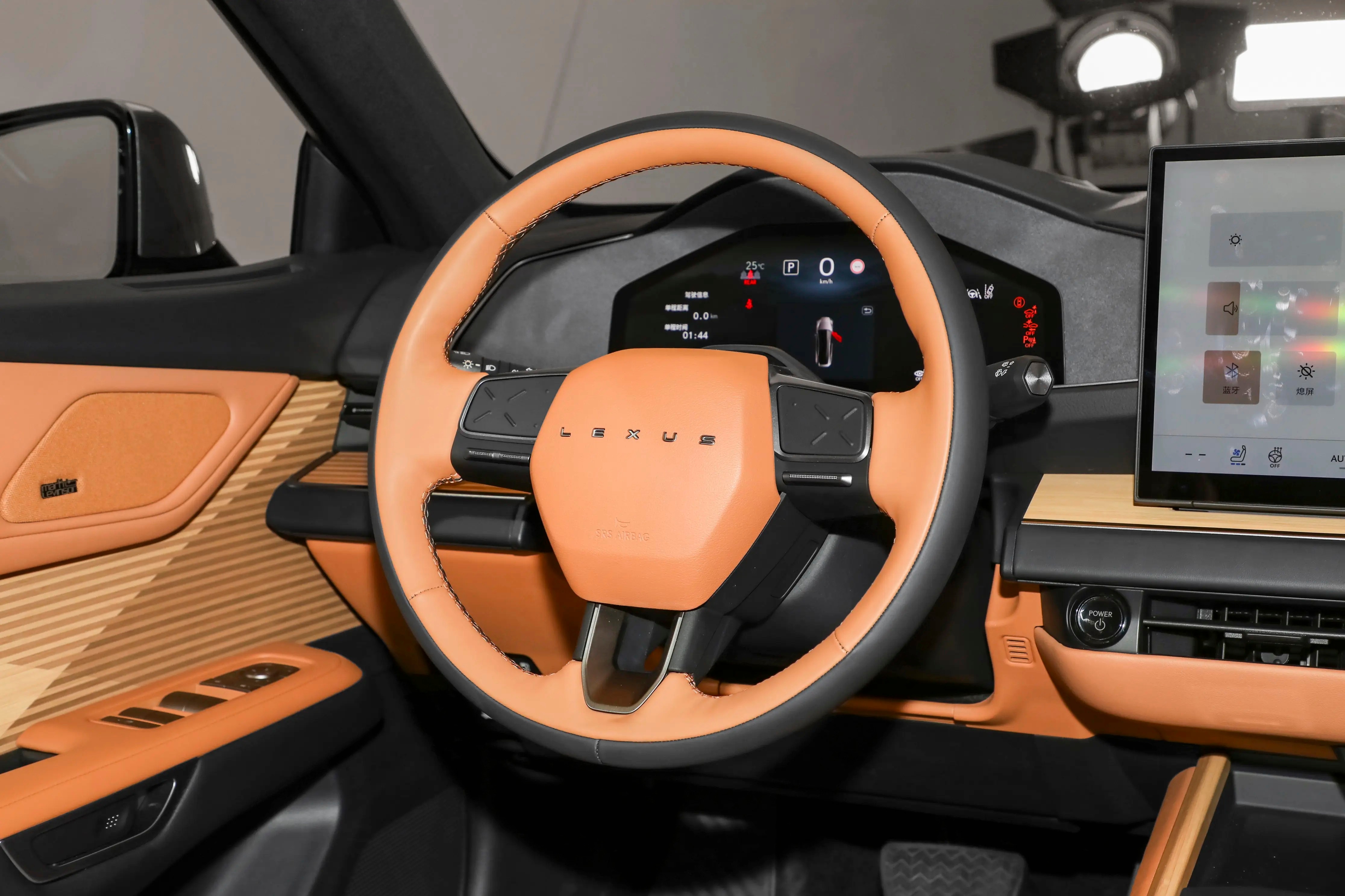 曾经我是个特别喜欢雷克萨斯ES的少年ES300h就是最最最优雅、内敛、温润的车新