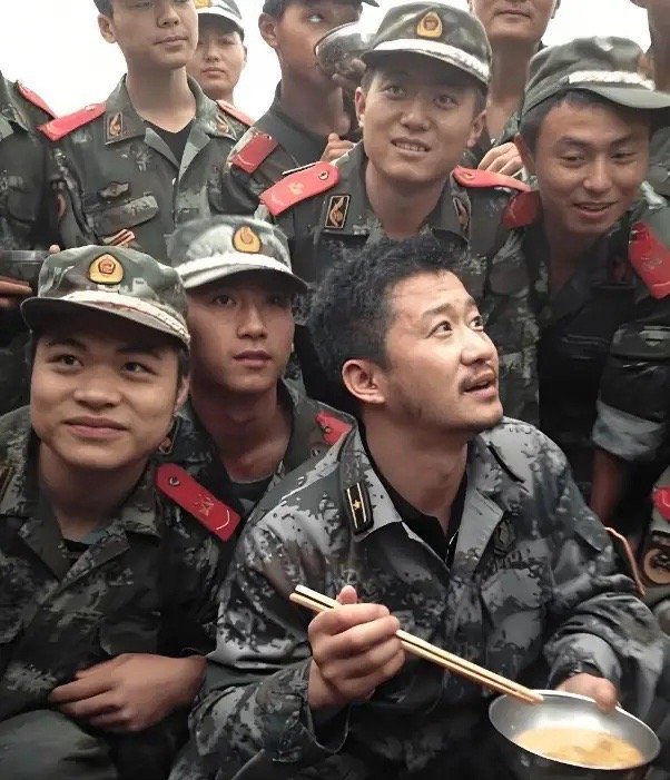 2008年，汶川地震，吴京开着一辆皮卡车开到了什邡。有位军人拦住他问：“你也是来