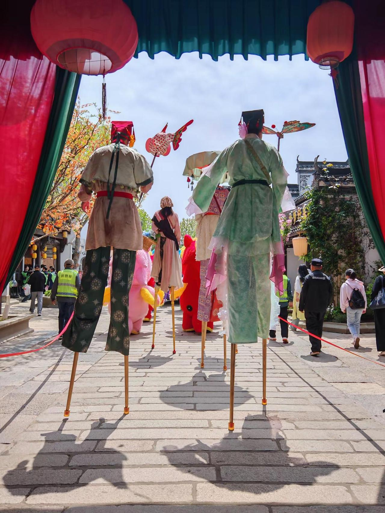 古韵新风聚云梦   祥云湾里闹春酣。2026年4月10日，暮春的微风裹着江汉平原