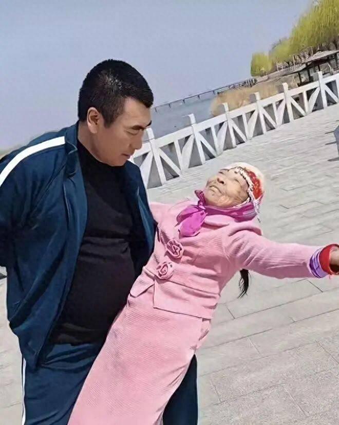 优质故事创作激励马玉琴和李玉成相隔三十多岁的夫妻一直恩恩爱爱相伴到老，没有子女也