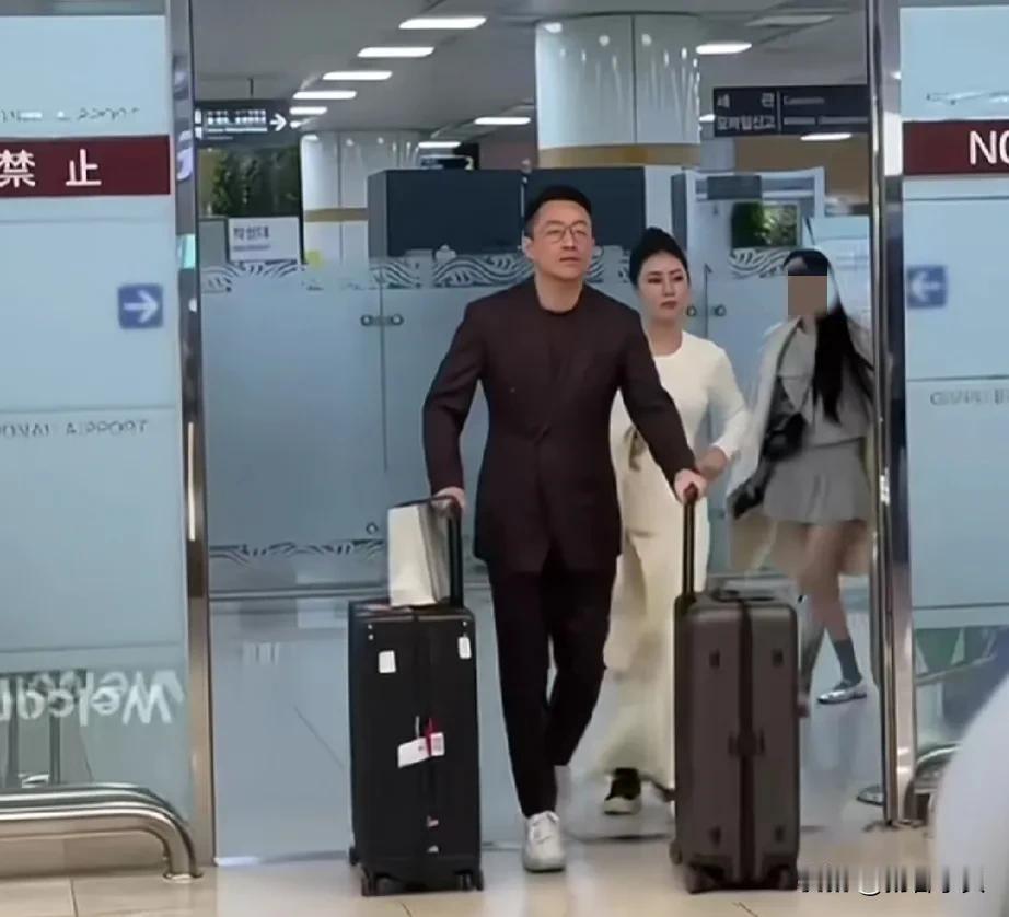 汪总宠妻狂魔没得跑了。
两大行李箱没有舍得让未婚妻推一下，
一般男人出差都是轻装