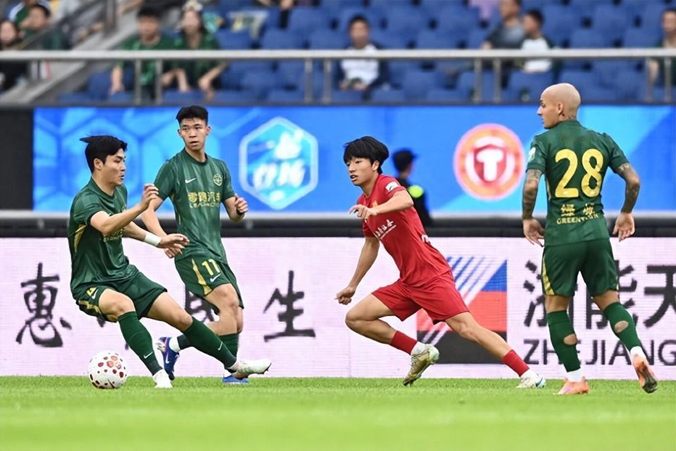 足协终于出手了！李镇全“口吐芬芳”被禁赛2场！
今晚中足联宣布，根据视频、情况说