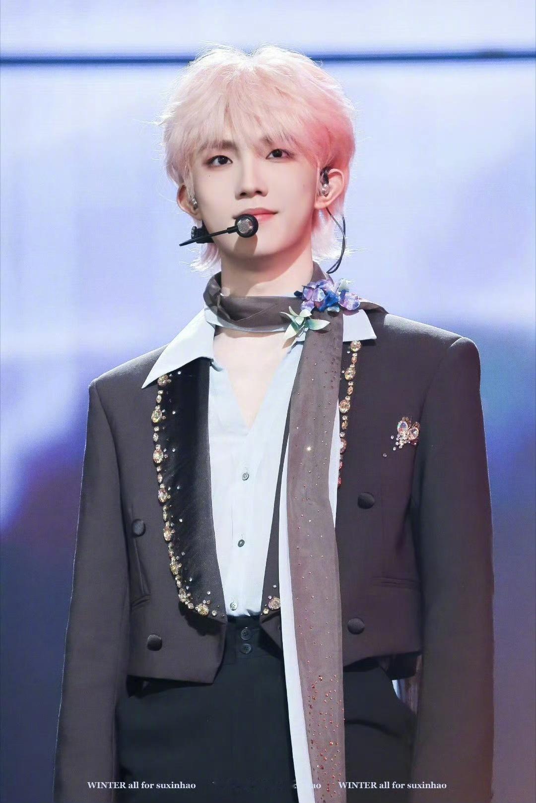 苏新皓粉发 浅发色真的被苏新皓玩明白了✨温柔粉发衬得人又甜又灵，活脱脱一颗草莓大