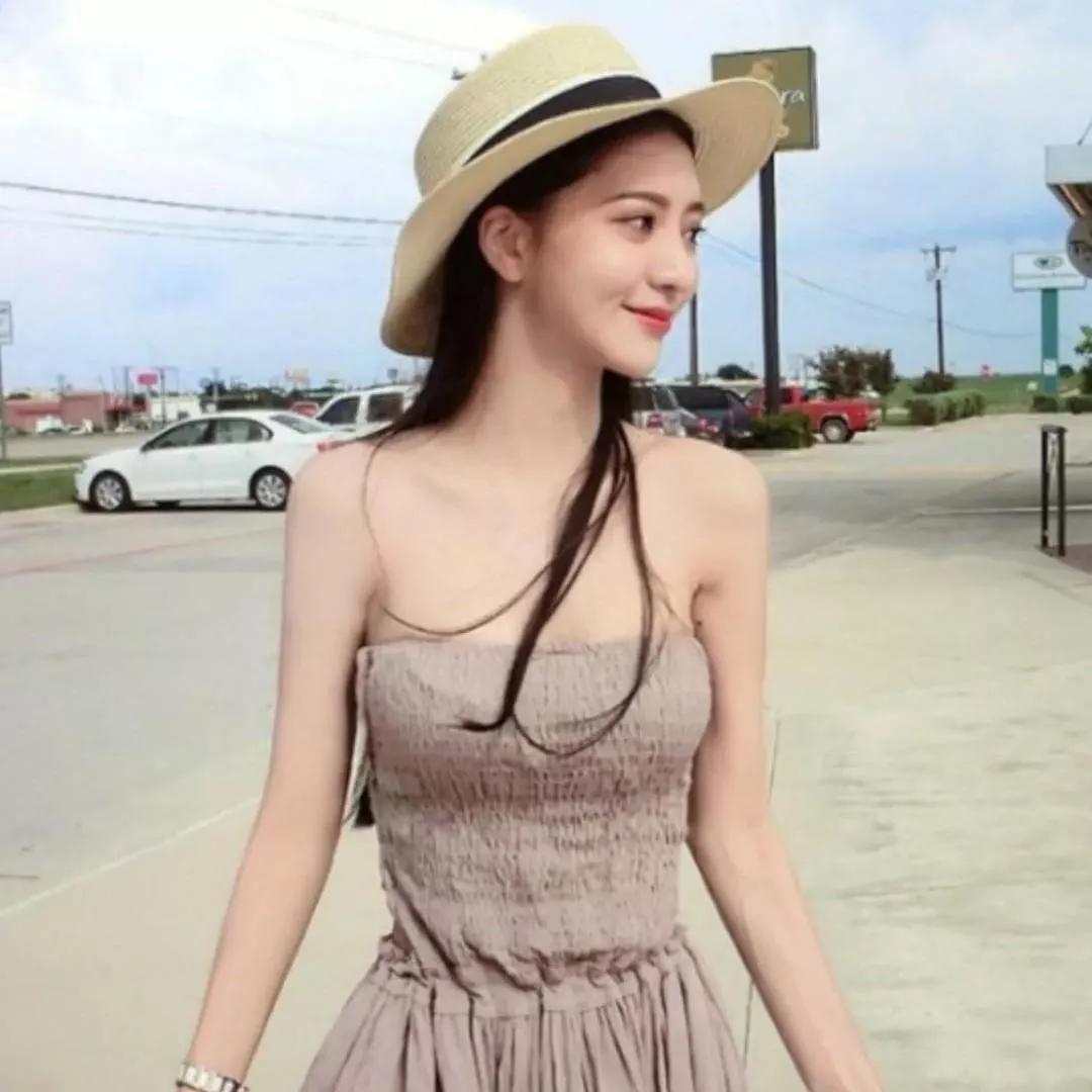 阳光明媚的一天，浅棕连衣裙和草帽的搭配简直完美！浅棕系穿搭照 草帽女孩穿搭 浅棕